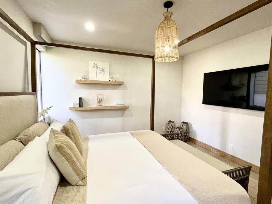 Aloha Moon - A Chic And Dreamy Modern Tropical Hideaway! *