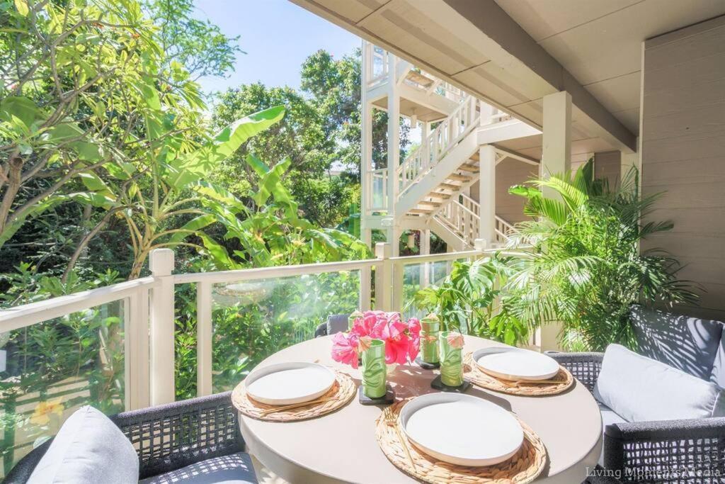 Aloha Moon - A Chic And Dreamy Modern Tropical Hideaway! *