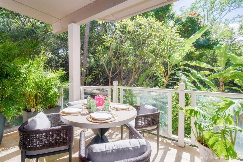 Aloha Moon - A Chic And Dreamy Modern Tropical Hideaway!