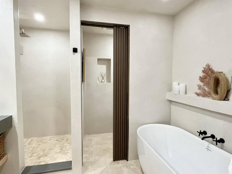 Apartment Aloha Moon - A Chic And Dreamy Modern Tropical Hideaway!