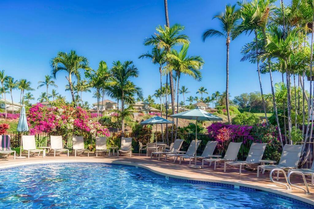 Aloha Moon - A Chic And Dreamy Modern Tropical Hideaway!